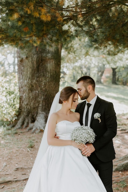 Novios en bosque de pinos