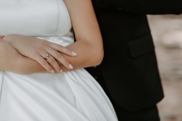 Novios en bosque de pinos