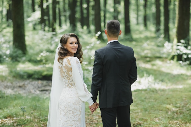 Novios en el bosque