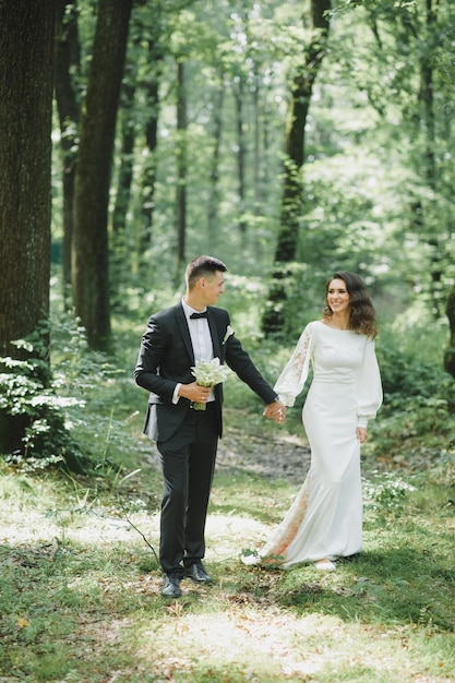 Novios en el bosque