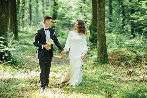 Novios en el bosque