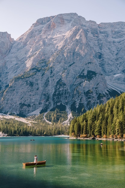 Novios en un bote de madera en el lago di braies en italia novios en europa en braies