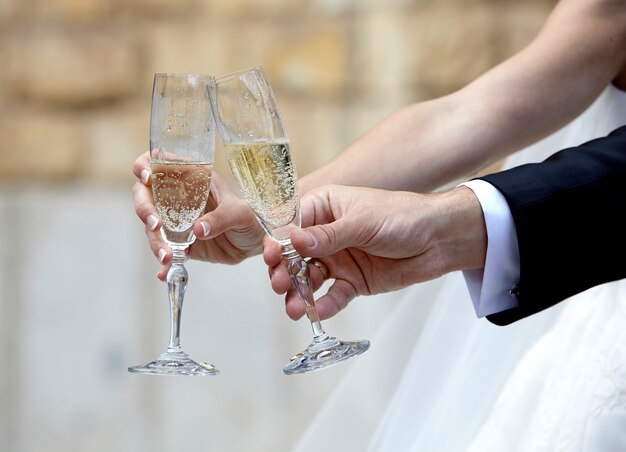 Foto novios brindando con copas de champán