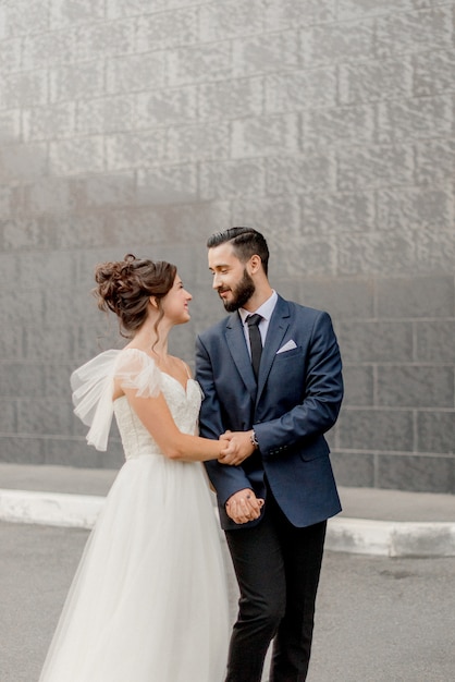 Novios caminando en la calle