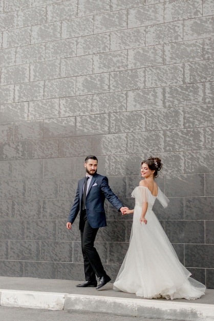 Novios caminando en la calle