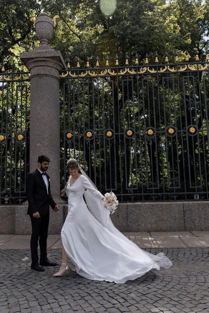 Novios caminando por la calle