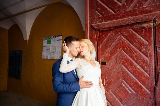 Novios caminando por las calles de la ciudad