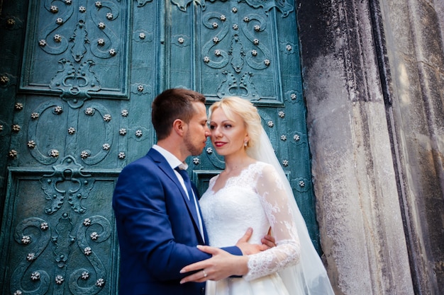 Novios caminando por las calles de la ciudad