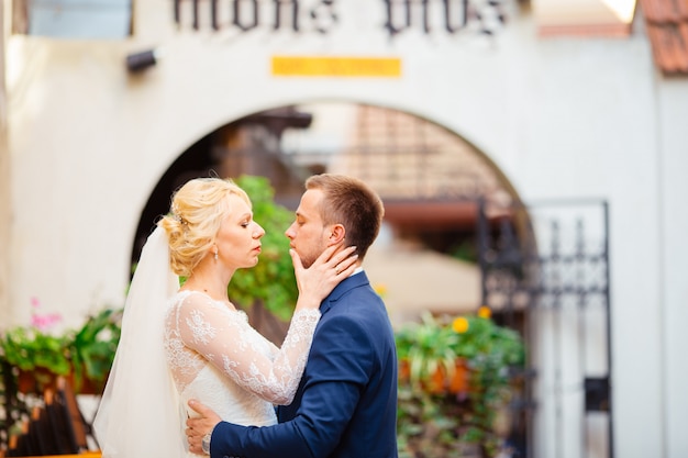 Novios caminando por las calles de la ciudad