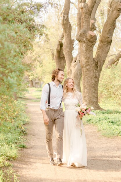 Novios caminando por el parque