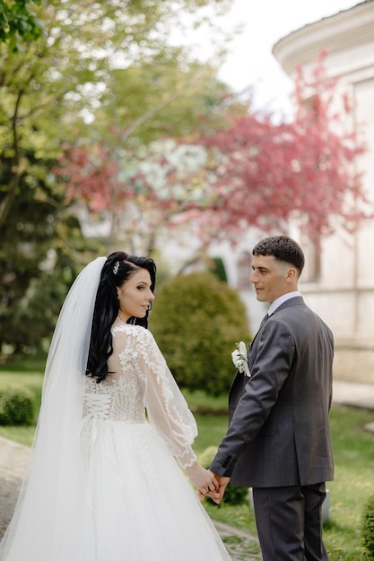 Novios caminando en el parque