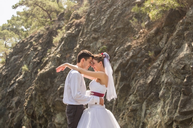 Foto novios cariñosos en la playa, novios