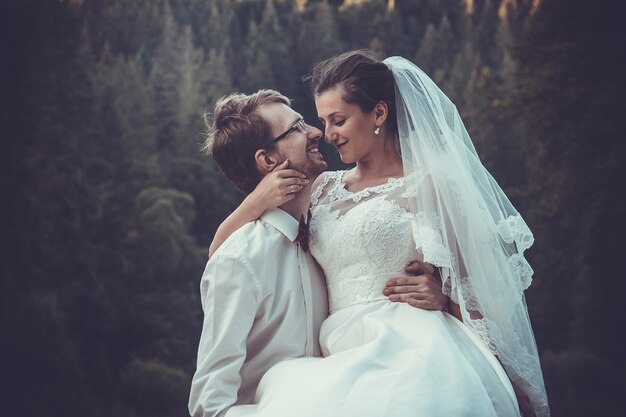 Novios cerca de la montaña de los Cárpatos