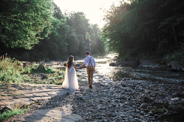 Novios cerca del río