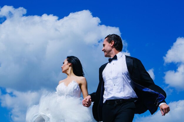 Novios en el cielo azul