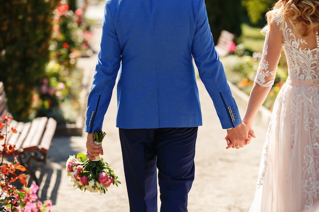 Novios cogidos de la mano después de la ceremonia