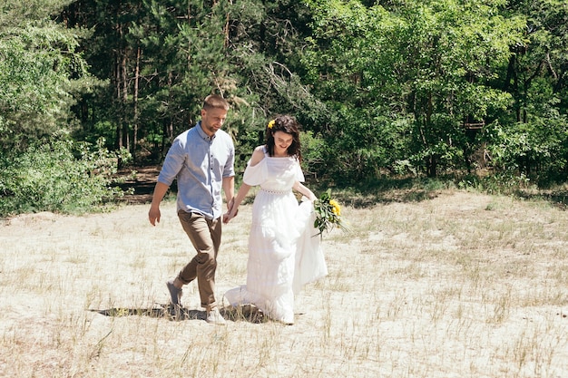 Novios dando un paseo por el bosque