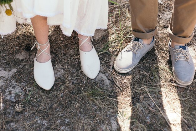 Novios dando un paseo por el bosque