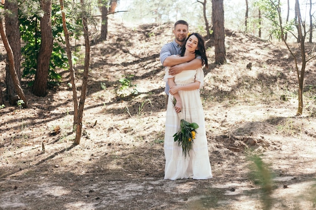 Novios dando un paseo por el bosque