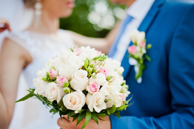 Novios en día soleado en trigo