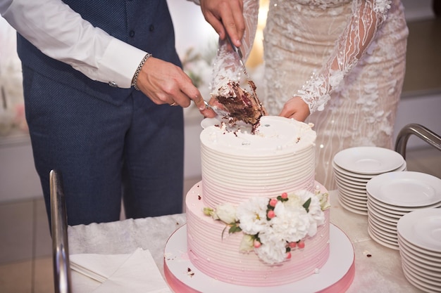 Los novios dividen el pastel de bodas en partes para los invitados 42