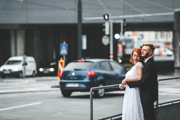 Novios en un edificio futurista