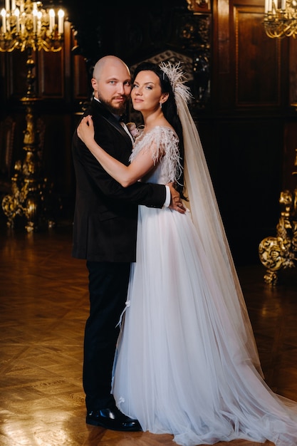 Novios elegantes en el interior del antiguo castillo de la ciudad de Nesvizh