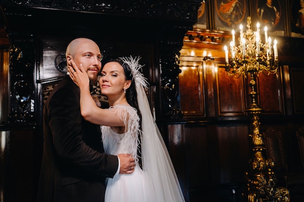 Novios elegantes en el interior del antiguo castillo de la ciudad de Nesvizh