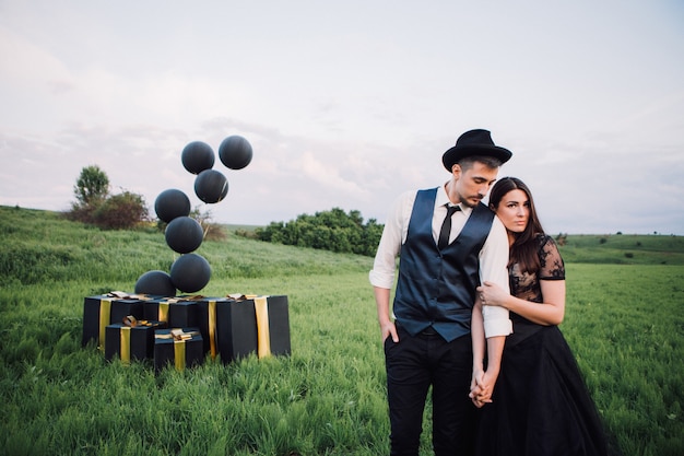 Novios elegantes posando juntos al aire libre en el día de la boda