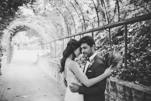 Foto novios elegantes posando juntos al aire libre