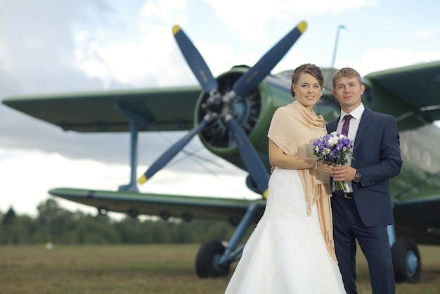 Novios enamorados de aviones antiguos