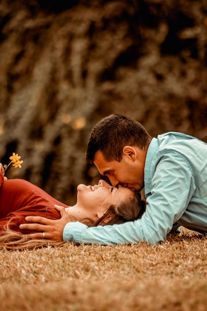 Novios enamorados en un parque enamorado