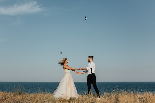 Novios está girando en la playa del mar.