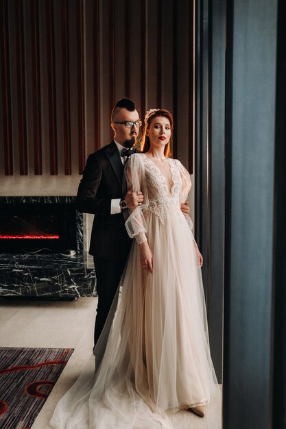 Novios con estilo en el interior. Novio y novia glamorosa