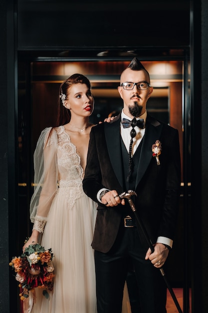 Novios con estilo en el interior. Novio y novia glamorosa.