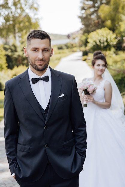 Novios felices después de la ceremonia de la boda Novio elegante Novio adulto El novio en primer plano