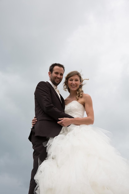 Novios felices y encantadores amándose unos a otros