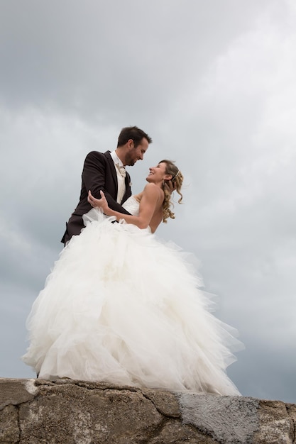 Novios felices y encantadores amándose unos a otros