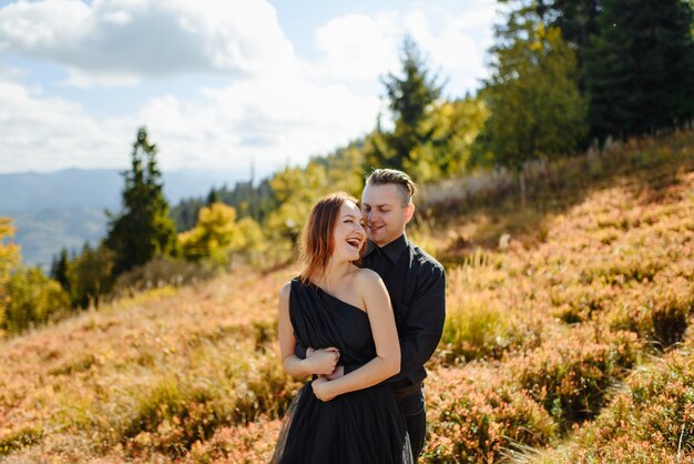 Novios en un fondo de montañas de otoño