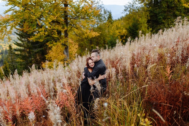 Novios en un fondo de montañas de otoño