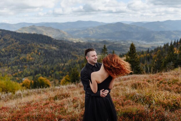 Novios en un fondo de montañas de otoño