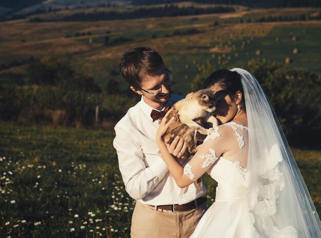 Novios con gato