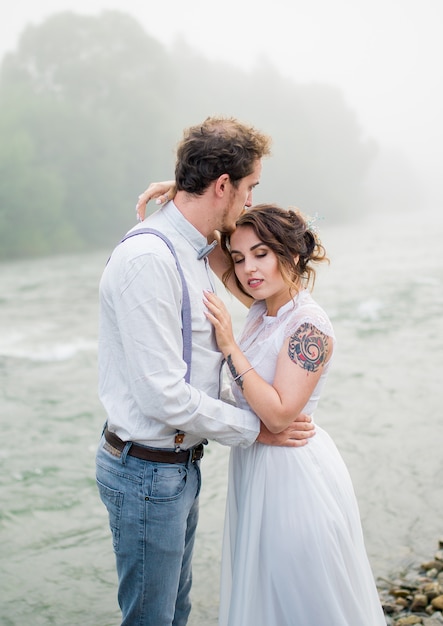 Novios hermosos posando en la naturaleza