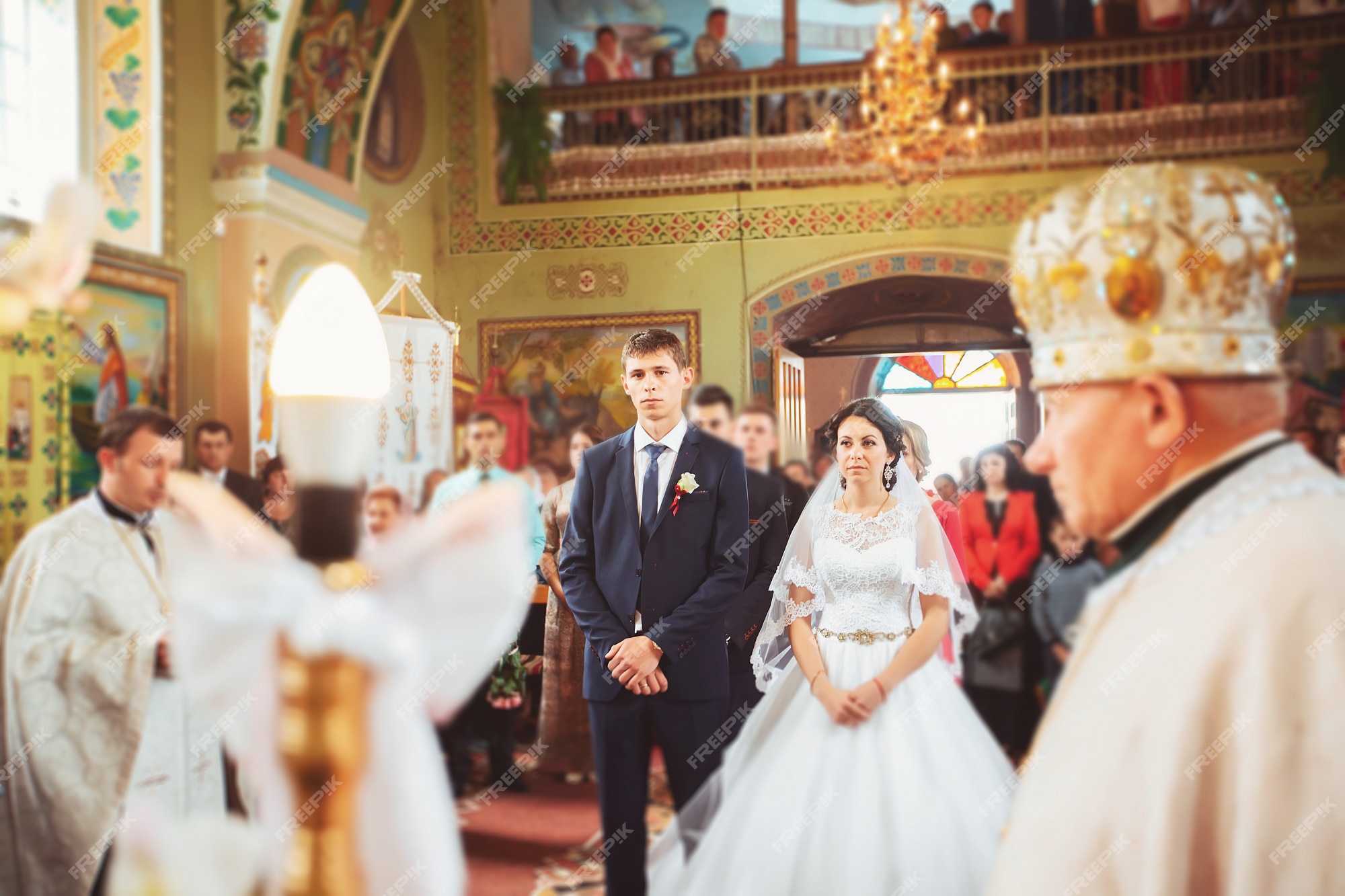 Novios en una iglesia | Foto Premium Novios en una iglesia | Foto Premium