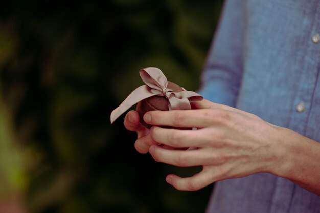 novios intercambian anillos en la boda