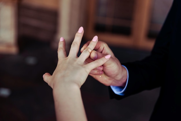 novios intercambian anillos en la boda