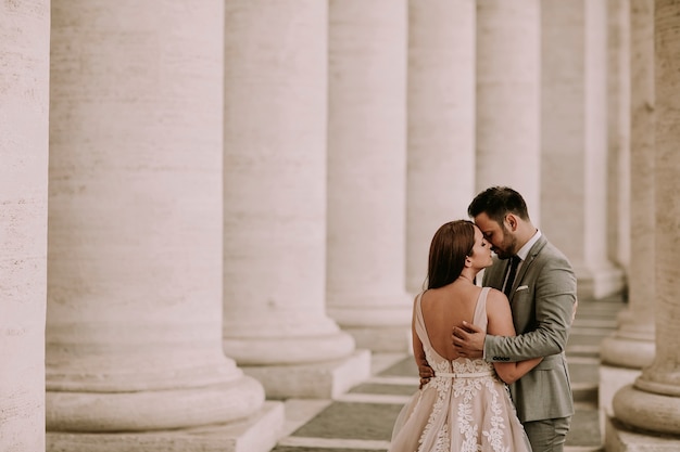 Foto novios jóvenes en el vaticano, roma, italia