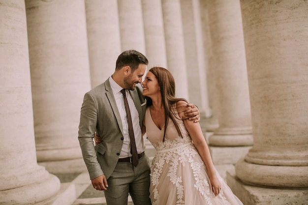 Novios jóvenes en el Vaticano, Roma, Italia