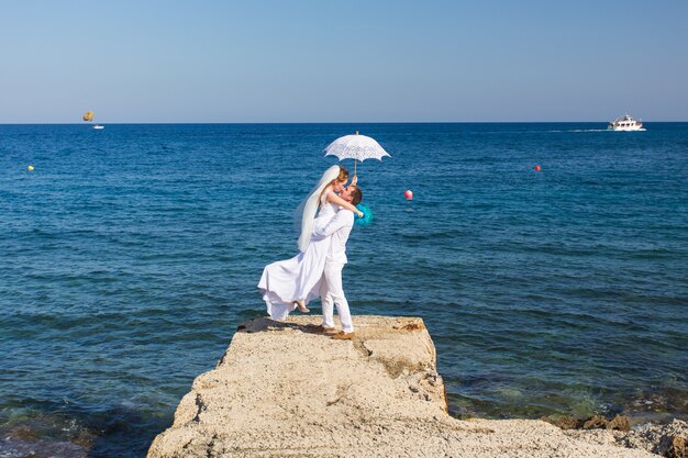 Novios junto al mar el día de su boda