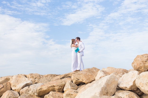 Novios junto al mar el día de su boda